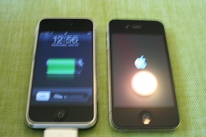 Plugged in iPhone 2g with iPhone4 starting up